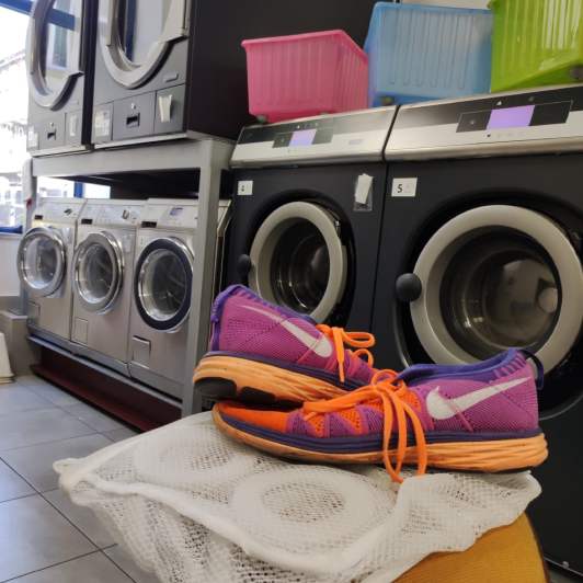 Jak prać buty w pralni samoobsługowej
