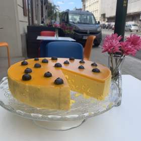 Domowe ciasto mango w Frania Cafe
